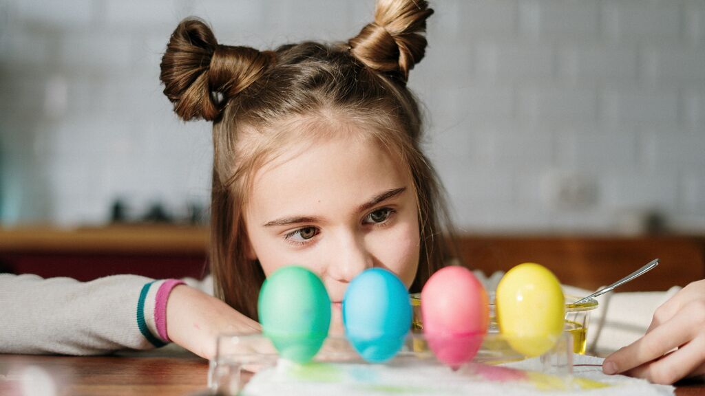 Huevos de Pascua para el jardín o decorar macetas. Manualidades infantiles